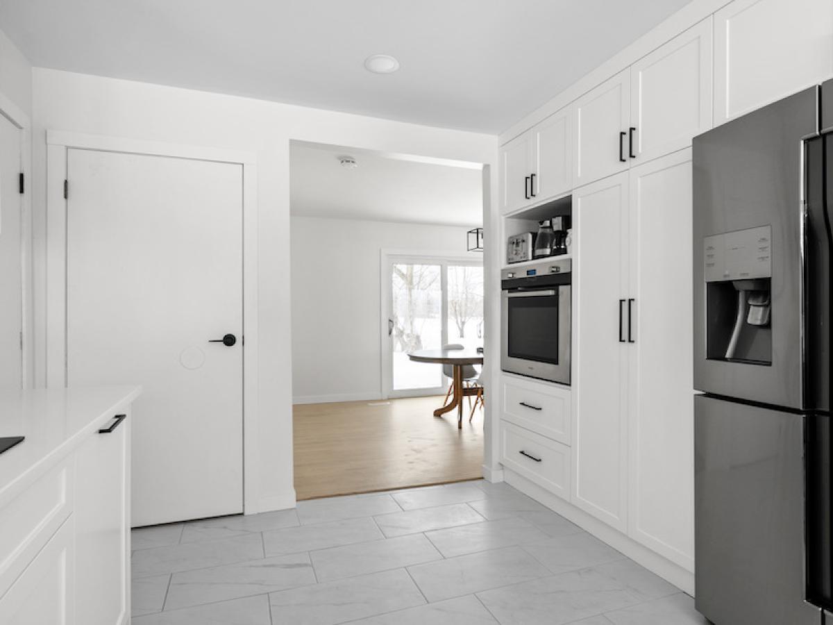 Eat-In Kitchen