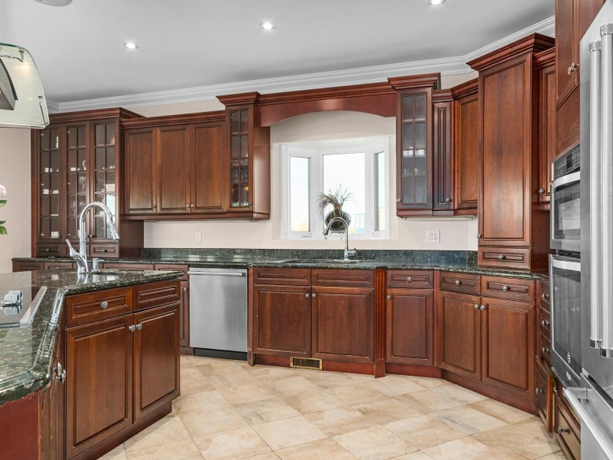 Eat-in Kitchen
