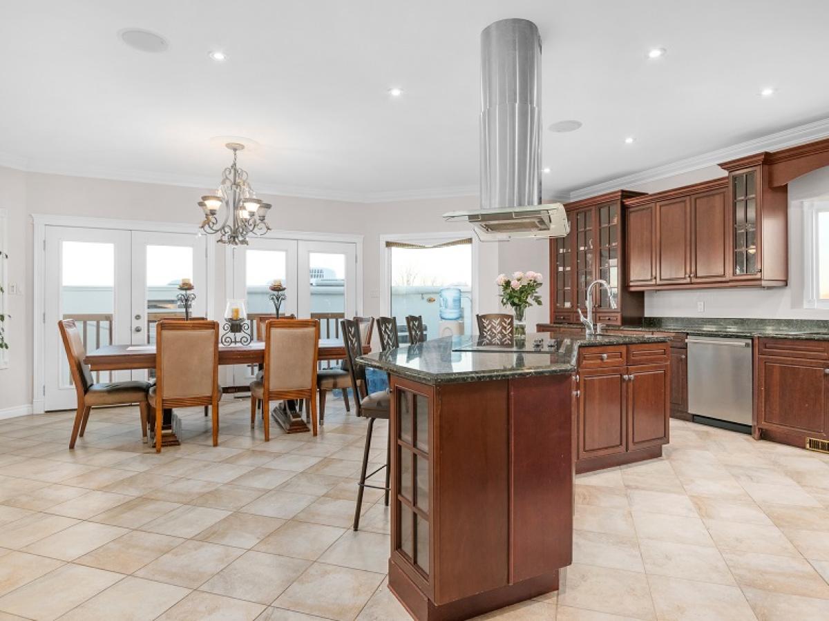 Eat-in Kitchen