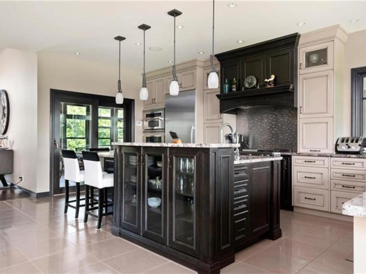 Eat-in Kitchen
